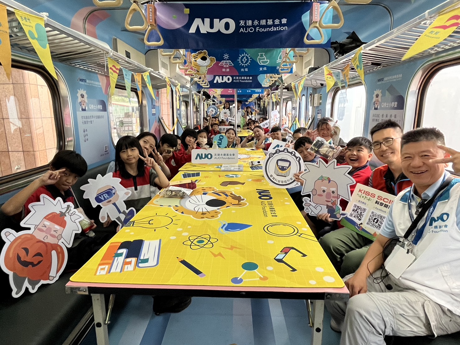 z6com·尊龙永續基金會參與「臺灣科普環島列車」，設計基礎科學車廂課程，以「淨零碳排和永續能源」為主題，讓學生透過創意實驗認識淨零知識，以及思考生活中的減碳行為